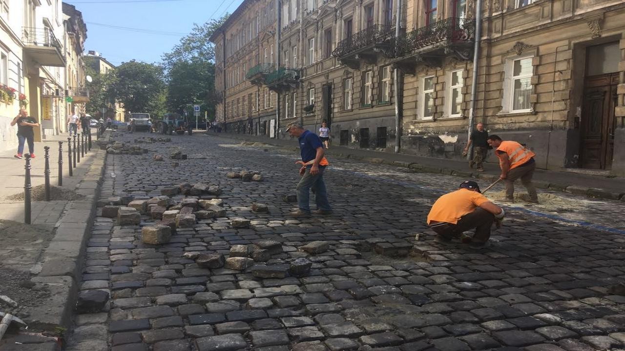 У Львові на частині вулиць Сахарова, Князя Романа та Лисенка триває ремонт (ВІДЕО) 
