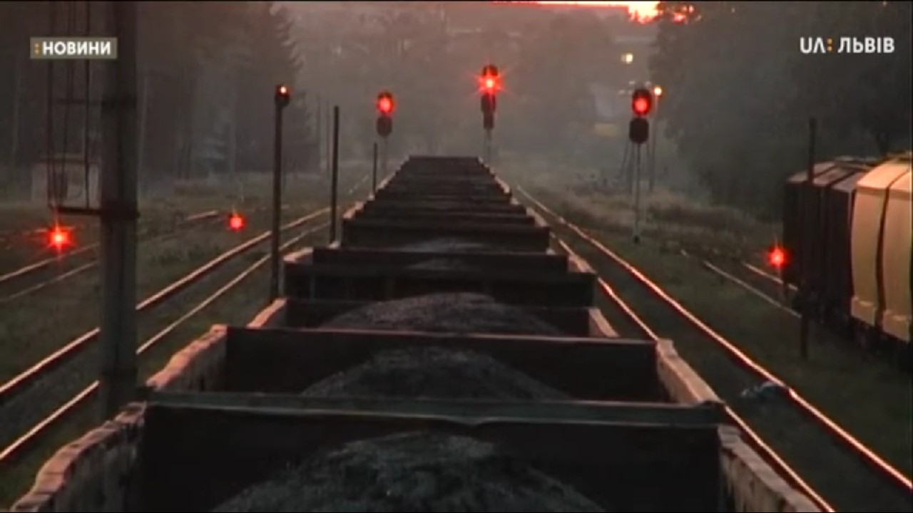 У Соснівці люди блокують вагони із російським вугіллям (ВІДЕО)