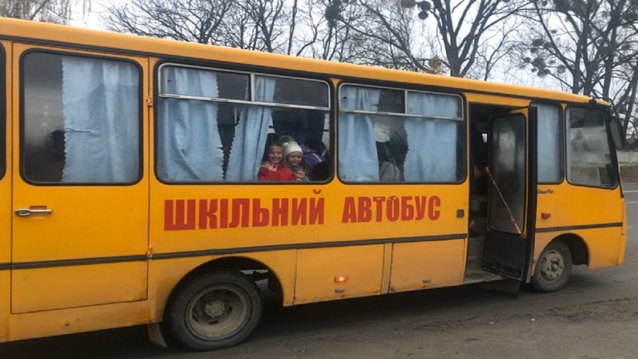 Шкільний автобус, що возить дітей із села Ситихів у Дубляни, періодично ламається (ВІДЕО)