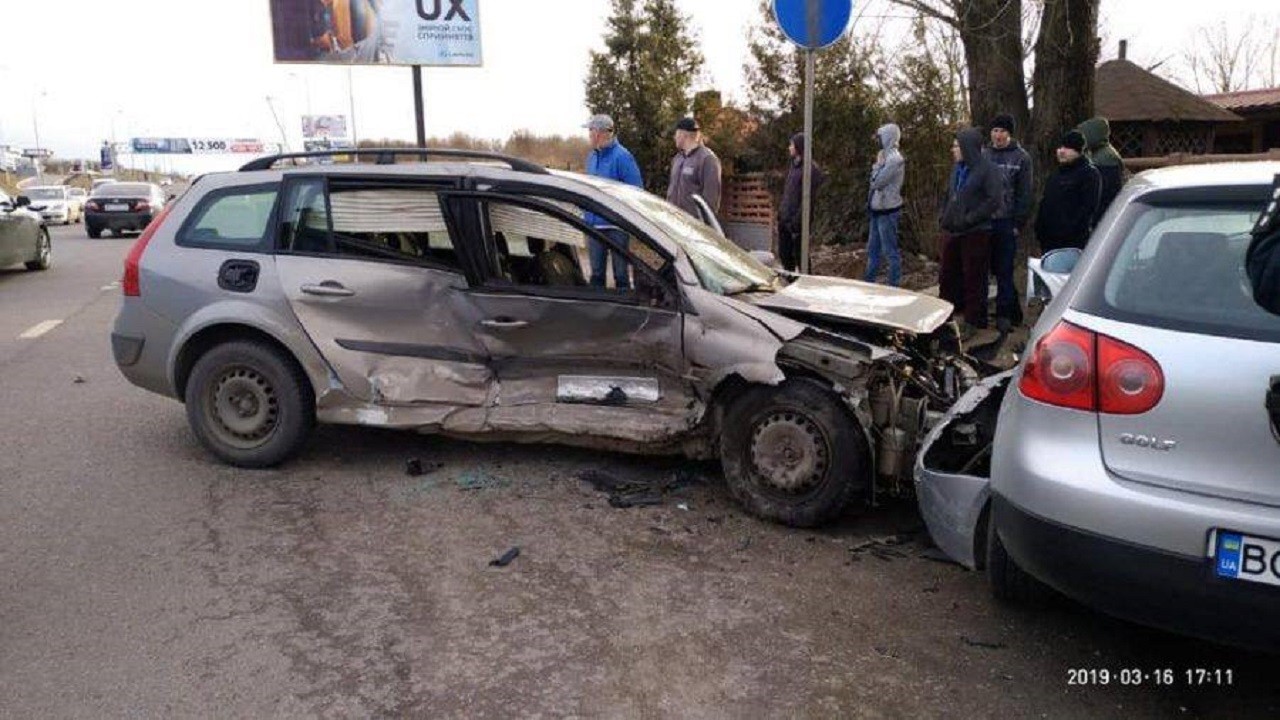 У Львові зіткнулись три легкові автомобілі: пасажирку звільняли з автомобіля рятувальники 