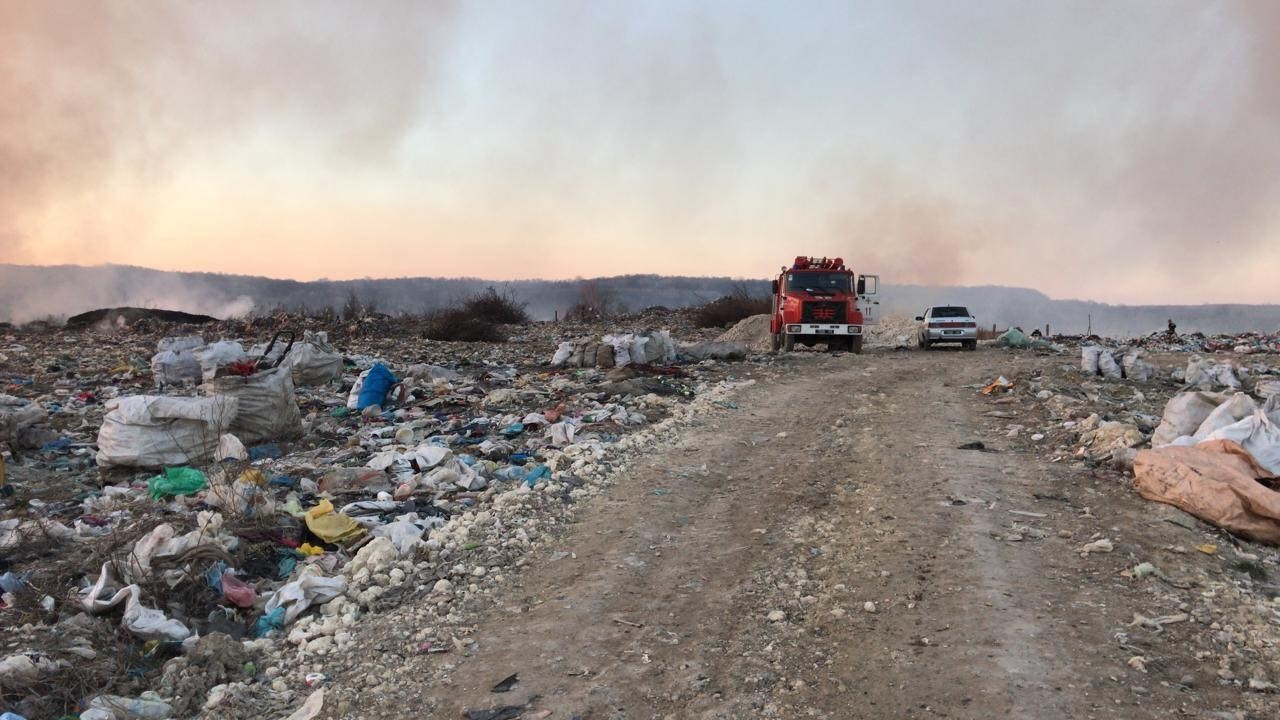 Пожежу на стихійному сміттєзвалищі поблизу Нового Роздолу погасили (ФОТО)