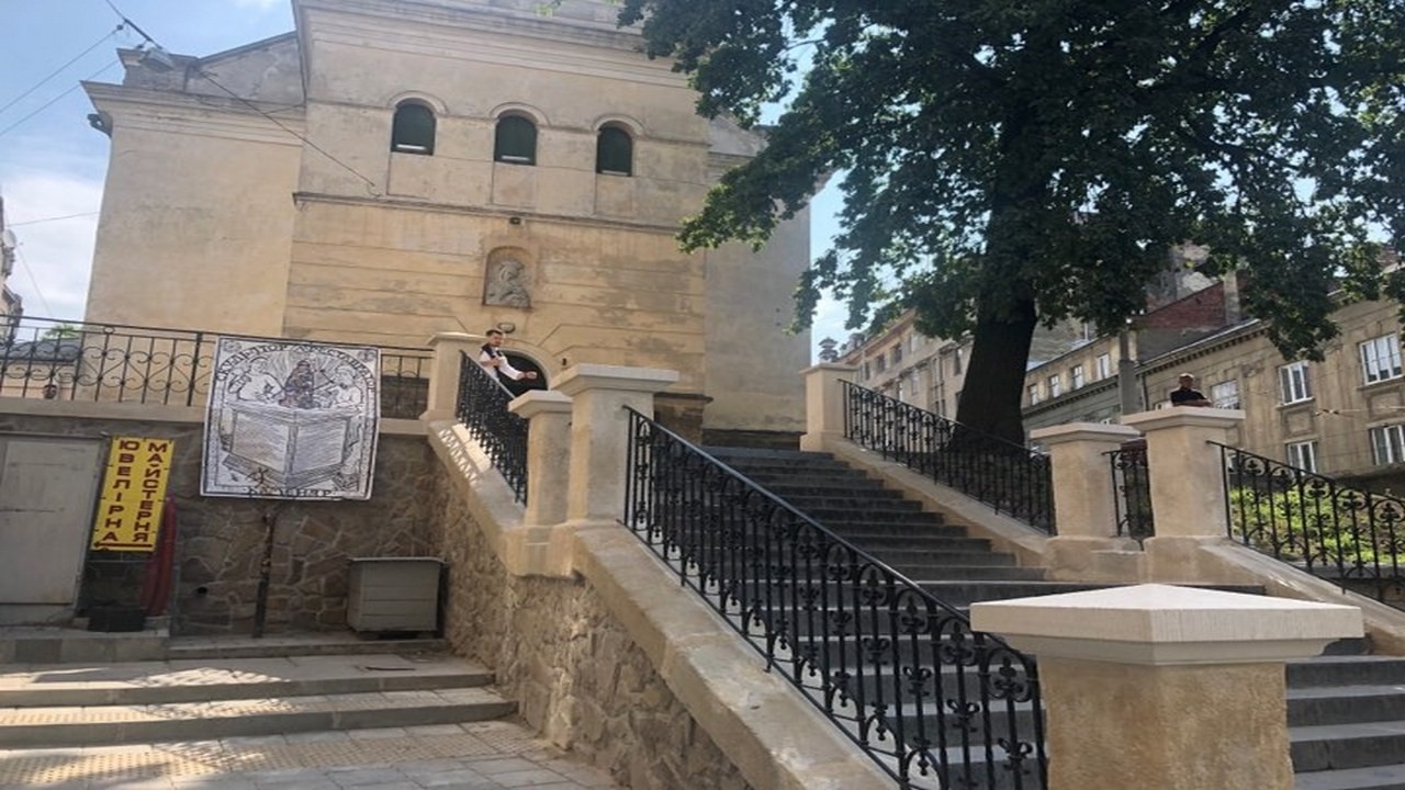 Німецькі та українські учні-каменярі відремонтували сходи на площі Князя Осмомисла (ВІДЕО) 
