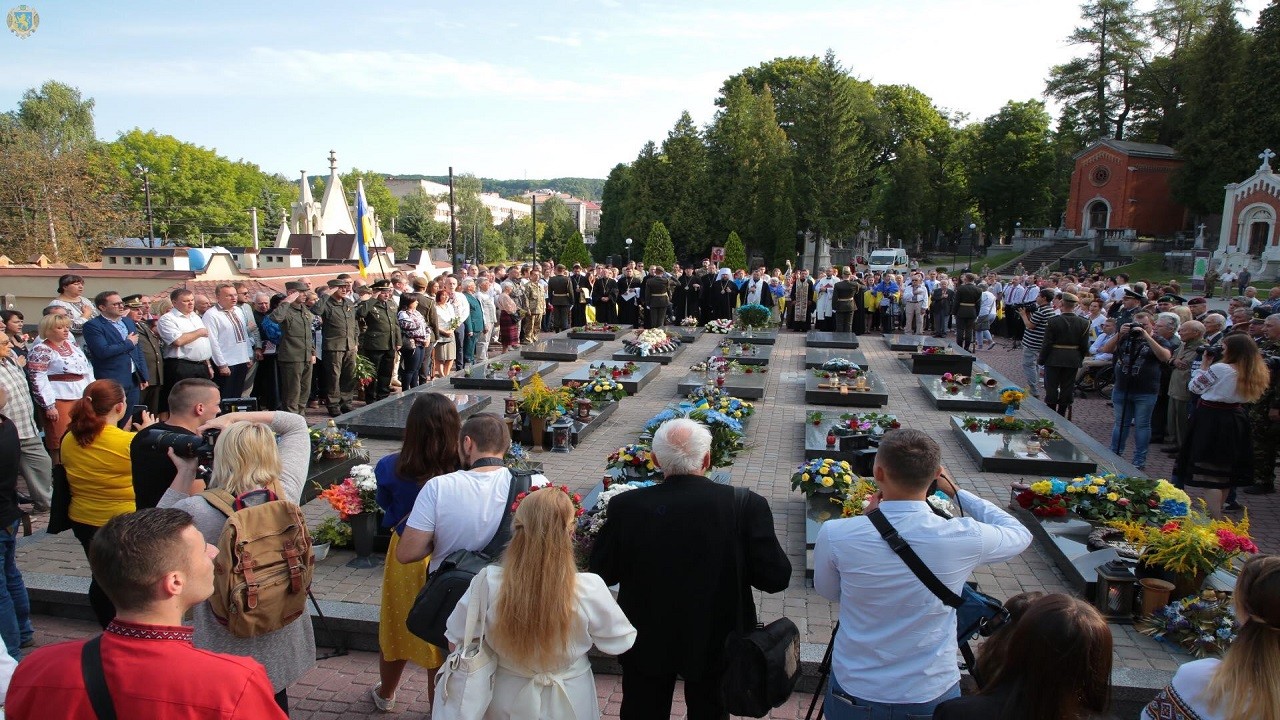 У Львові розпочали святкування Незалежності із вшанування Героїв на Личакові