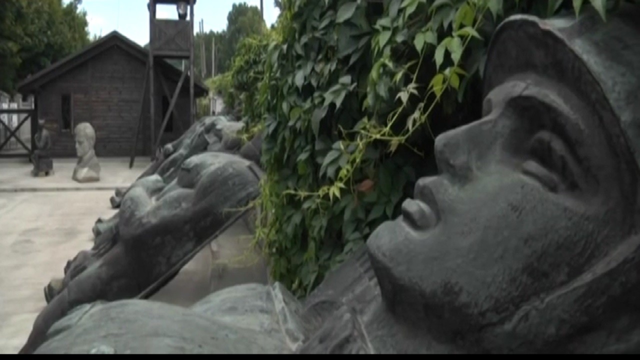 Фігури воїнів зі cтели Монументу Слави експонують на виставці у Австрії (ВІДЕО)