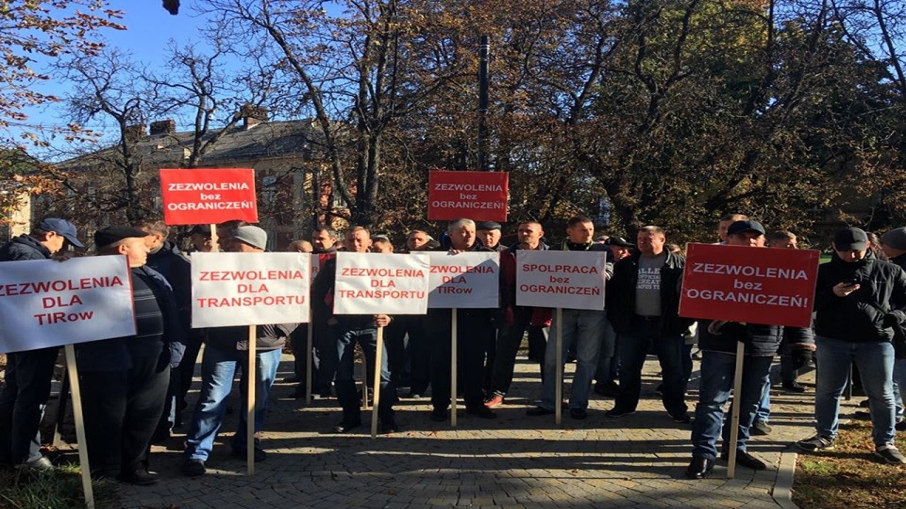 Вантажні перевізники протестують біля Консульства Польщі у Львові (ФОТО)